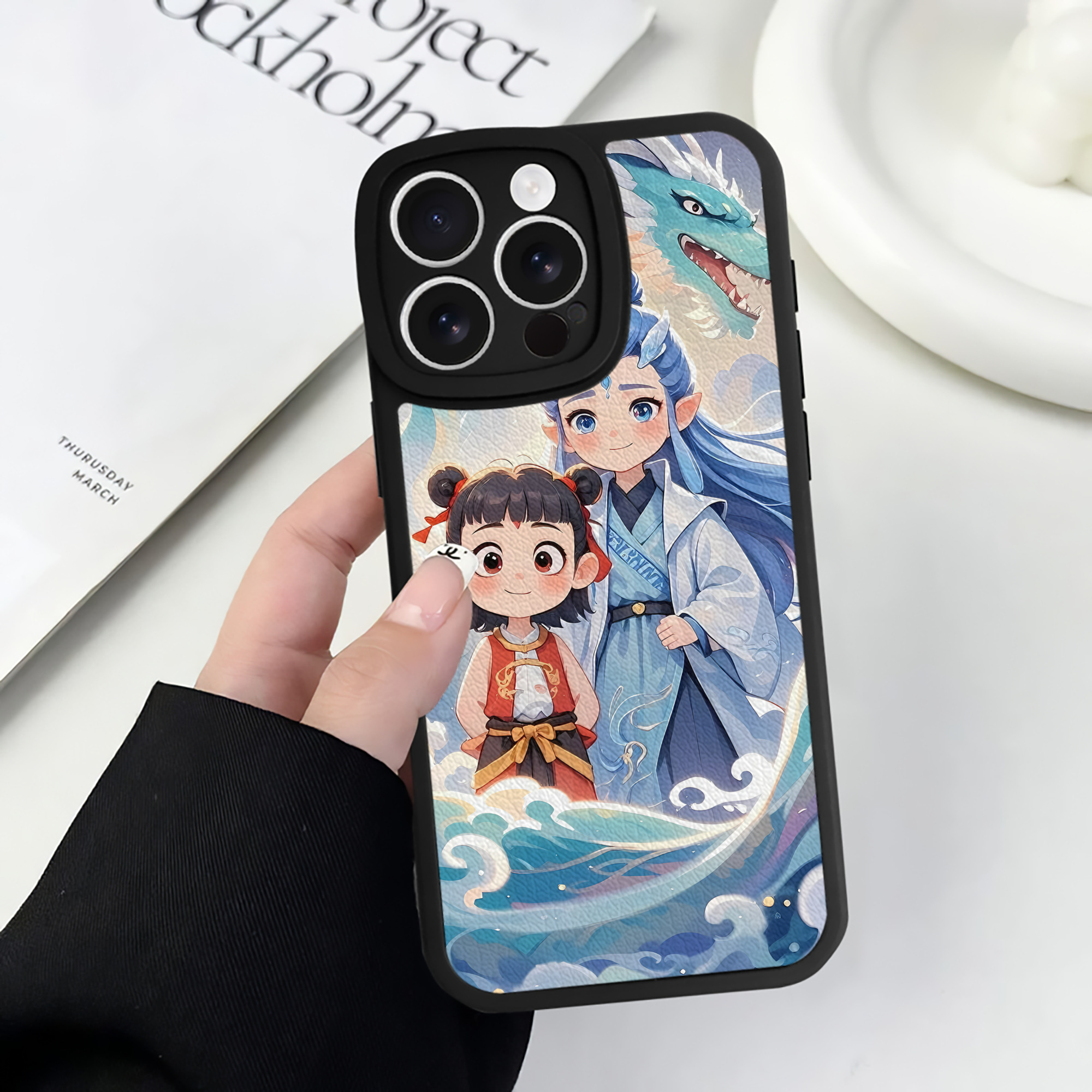（画像用） Ne Zha 2 ナタ 魔童の大暴れ 【iPhone 16シリーズ対応】シリコンスマホケース（レザー調） 材質：シリコン